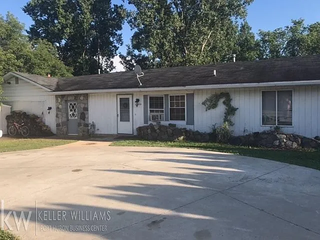 4193 N River Rd photo 1
