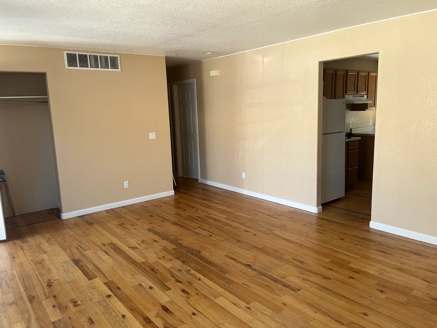 3 bed, 900 sqft, $1,885 — Photo 2