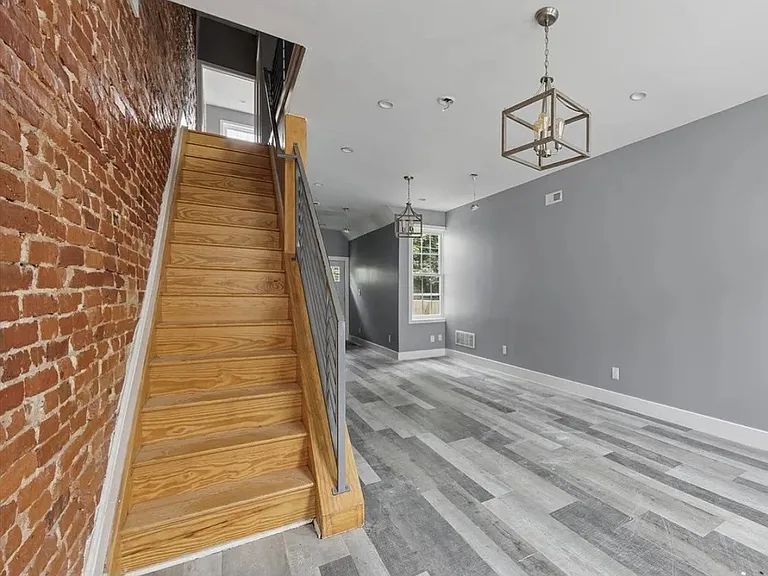 2500 N Douglas St — Photo 3