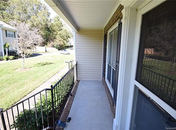 4th image of 945 Surry Ln