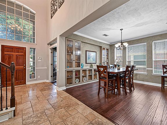 4th image of 11004 Oakwood Dr