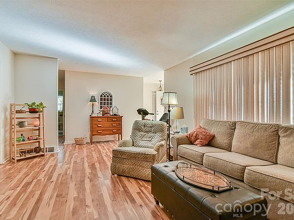 3rd image of 2 Adamswood Rd