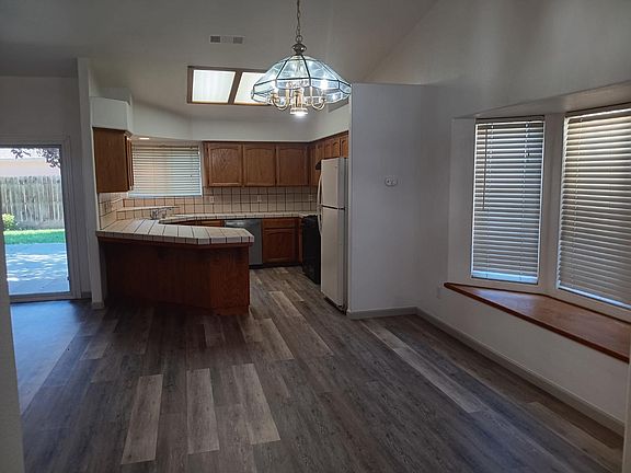 5th image of 15887 W Stanislaus Ave