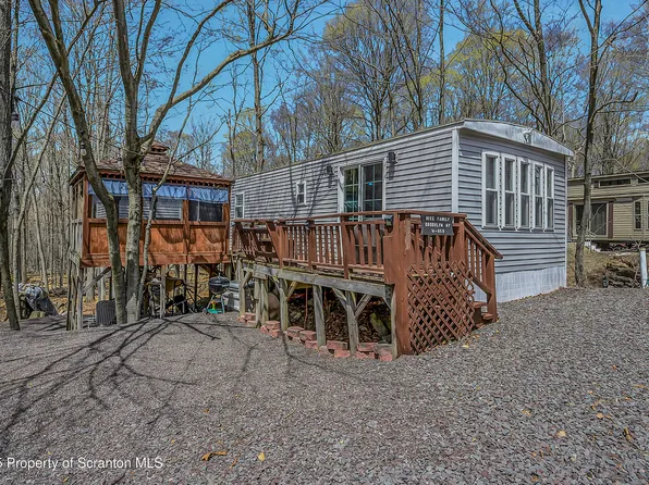 860 Gray Squirrel Ct, Gouldsboro, PA 18424