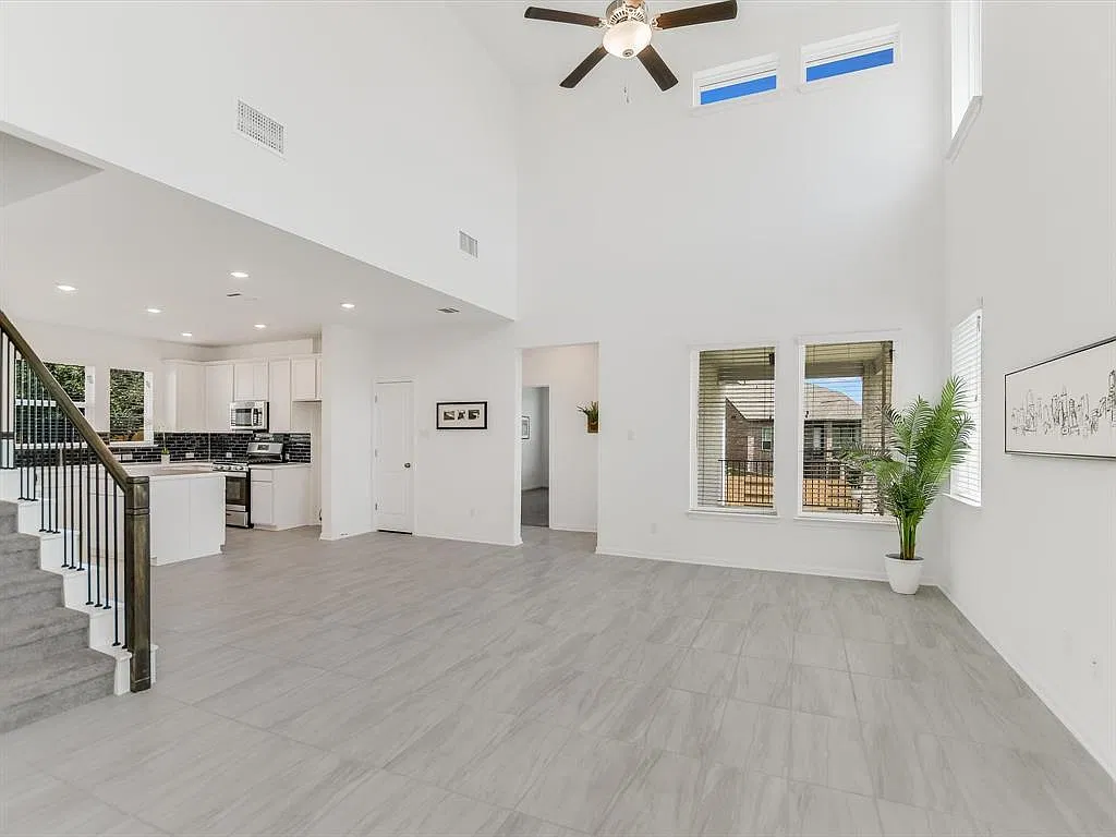 5 bed, 3.0 bath, 2739 sqft, $2,600 — Photo 4