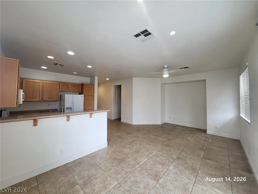 3 bed, 2.0 bath, 1426 sqft, $1,905 — Photo 2