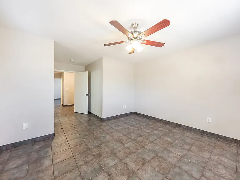 21808 N 40th Pl — Photo 11