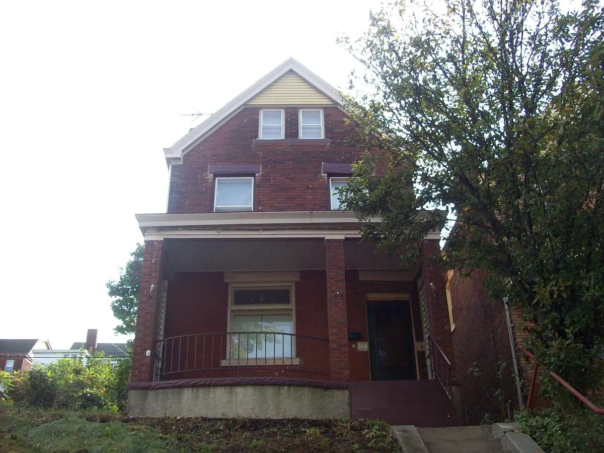 332 Moore Ave photo 1