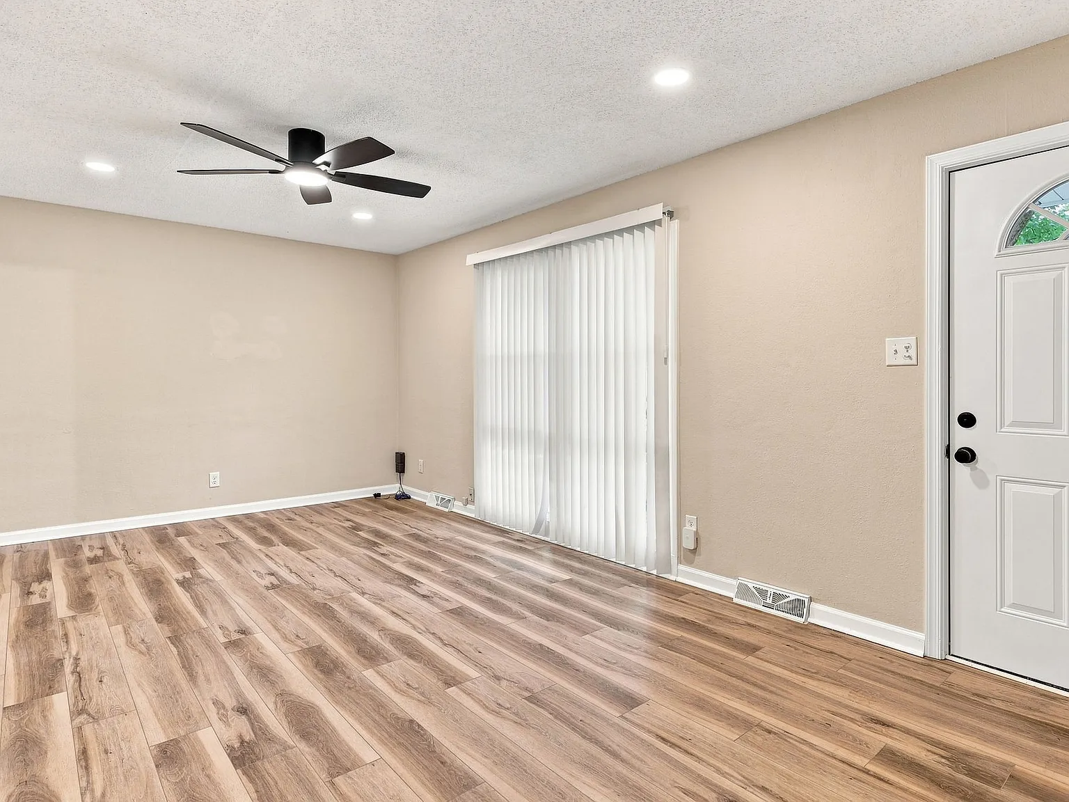 4 bed, 1228 sqft, $2,150 — Photo 2