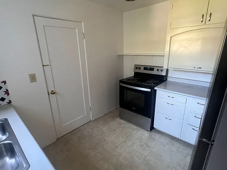 1860 Potter Street — Photo 14