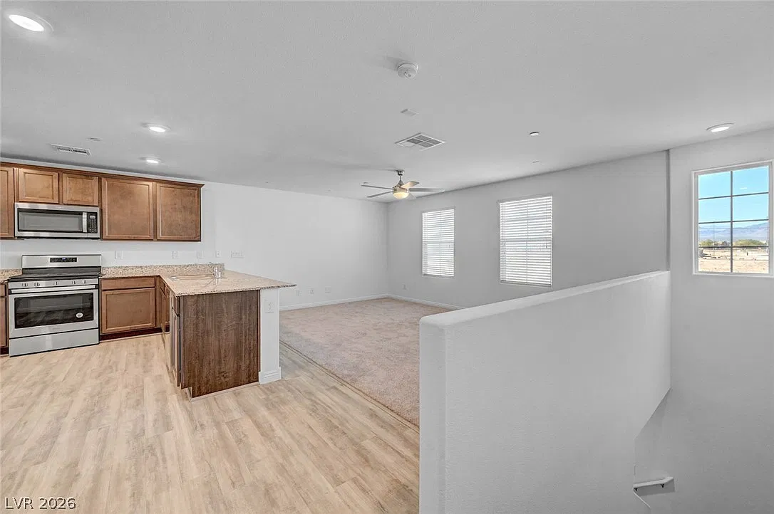4 bed, 2.5 bath, 1909 sqft, $1,995 — Photo 3