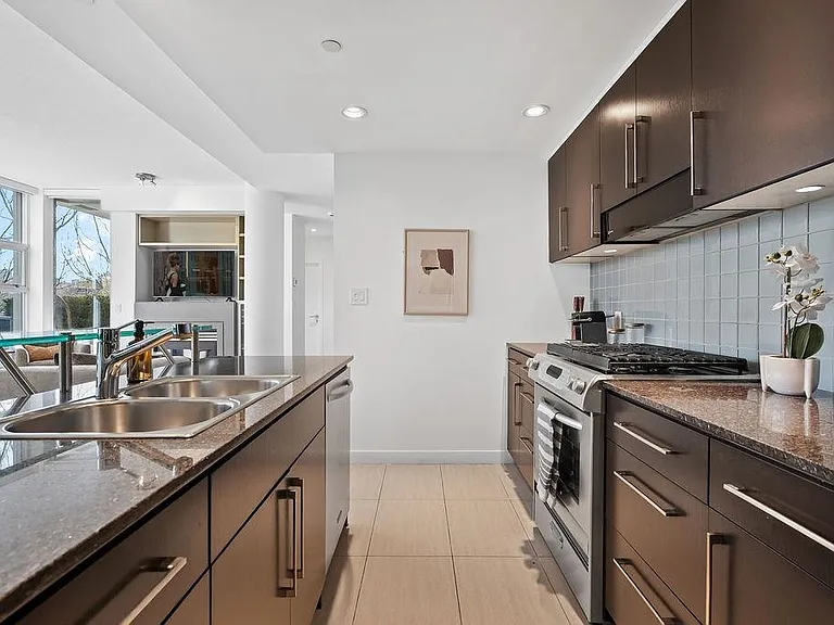 638 Beach Cres #Townhouse 105 — Photo 17