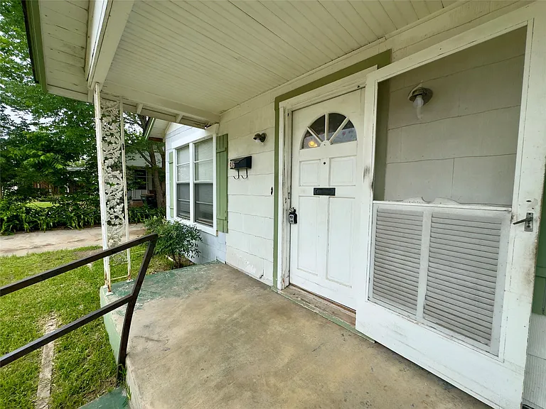 306 E Bowie St — Photo 6