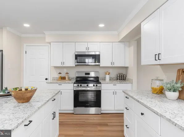 3234 Riverview Dr, Triangle, VA 22172