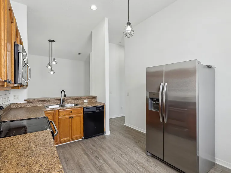 Devon Circle Apartments — Photo 8