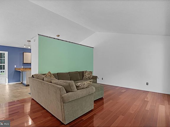 2nd image of 37001 Pomander Ln