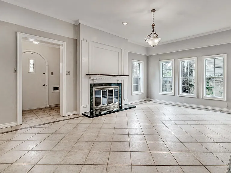 112 Cloverleaf Ave — Photo 4