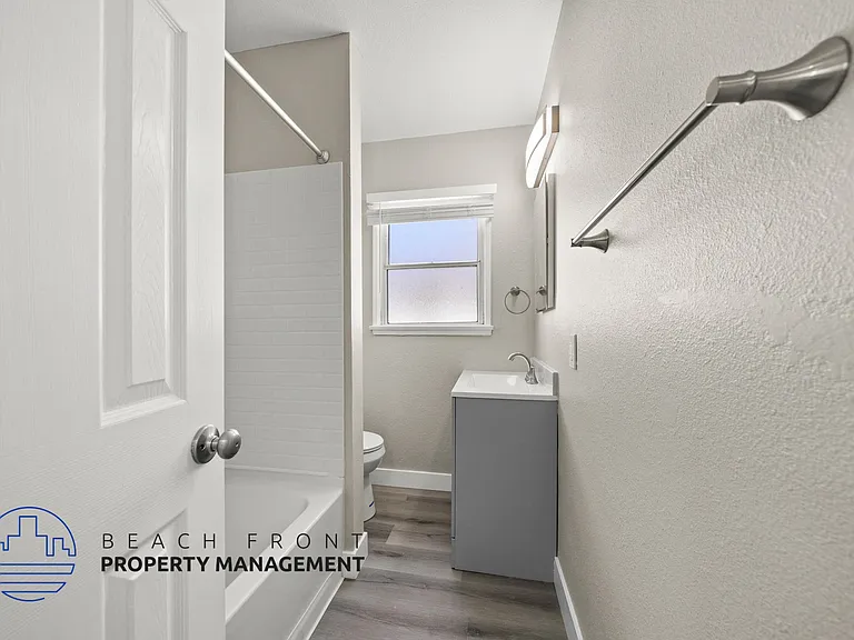 807-811 W. 15th Street — Photo 12