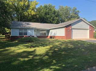 108 W McCormick St, Prairie Grove, AR 72753