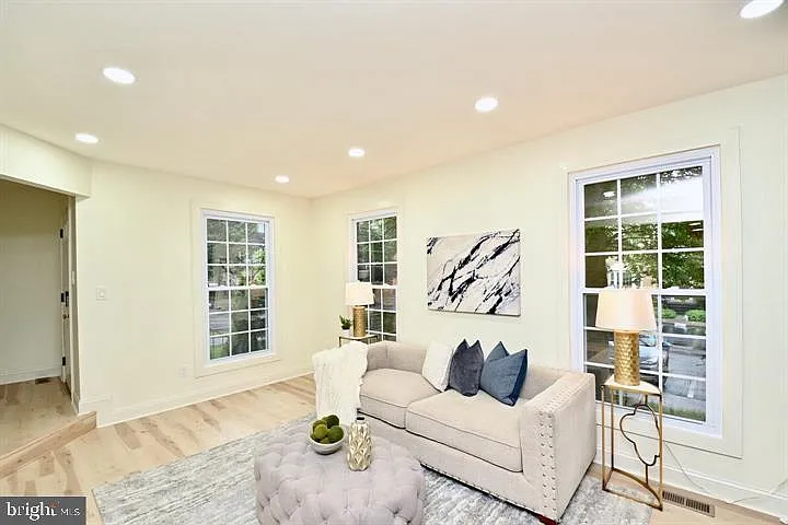 4702 Forestdale Dr — Photo 6