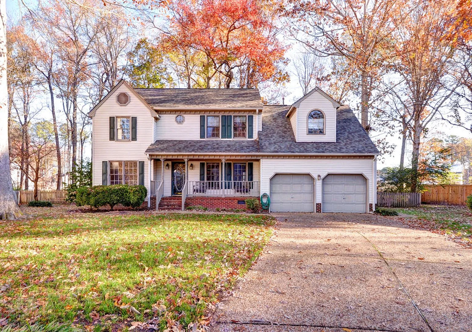 Spacious Home in the Woods of Tabb Neighborhood — Photo 1