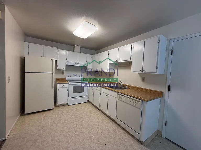 1591 Merritt Dr — Photo 4