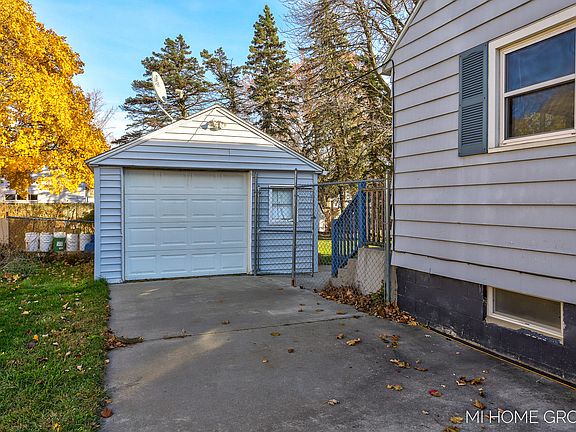 5th image of 3010 Sharon Ave SW