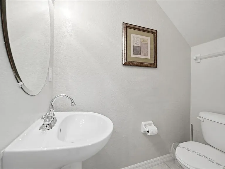 2402 Caravelle Cir — Photo 16