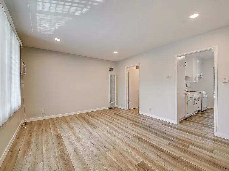7044 Lanewood Ave — Photo 9