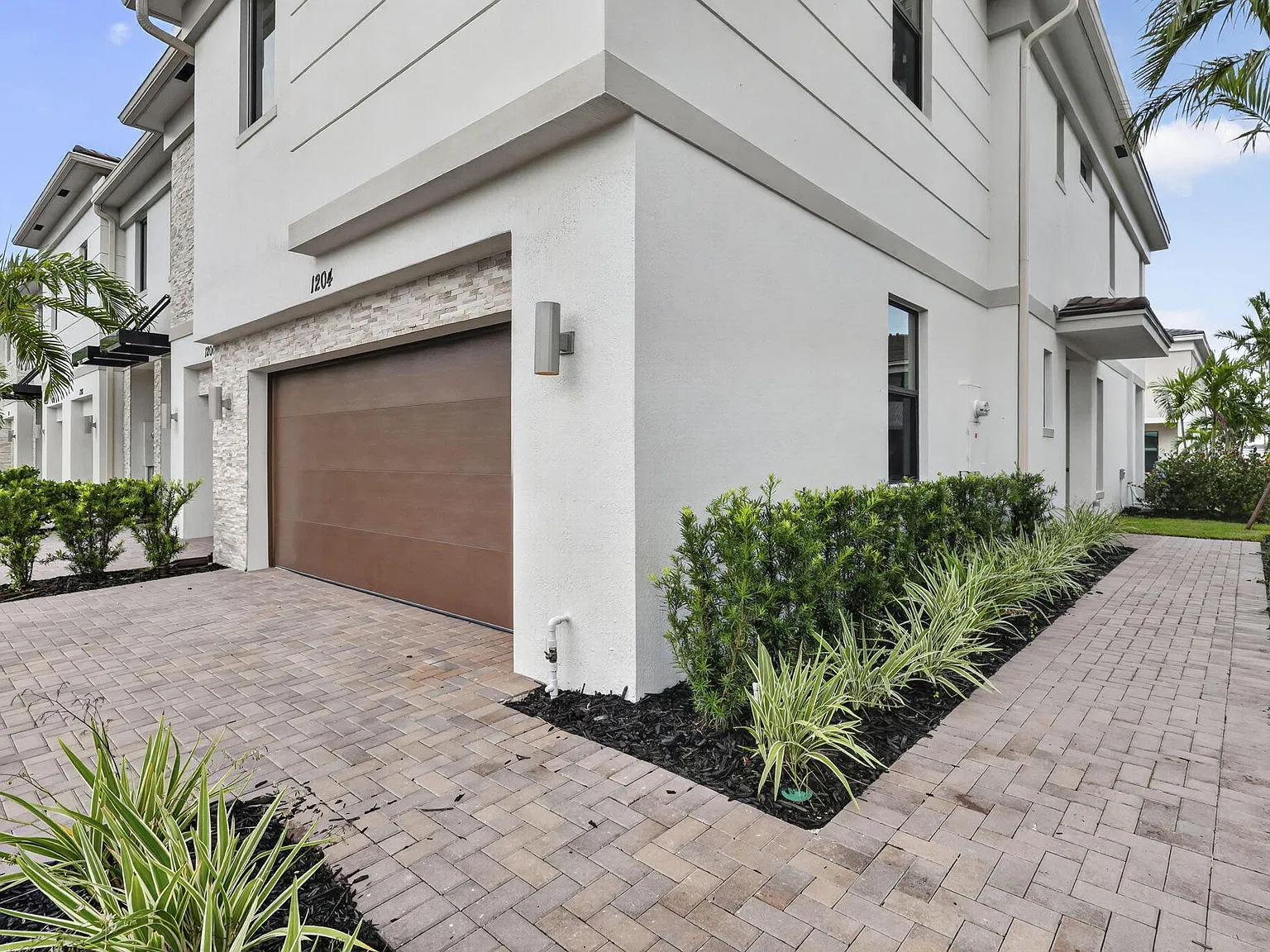 3 bed, 2.5 bath, 1992 sqft, $4,800 — Photo 2
