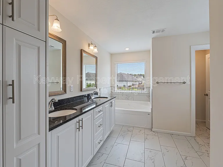 585 Hampton Dr — Photo 18