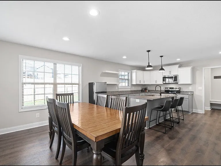 718 Banister Dr — Photo 3