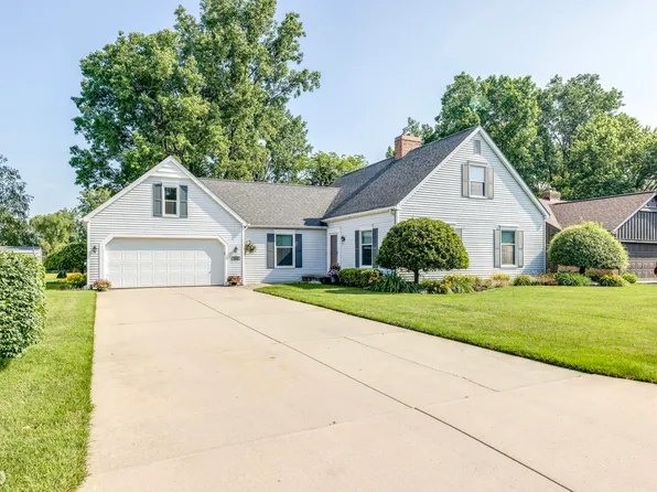 2917 Woodstock Cir, Port Huron, MI 48060