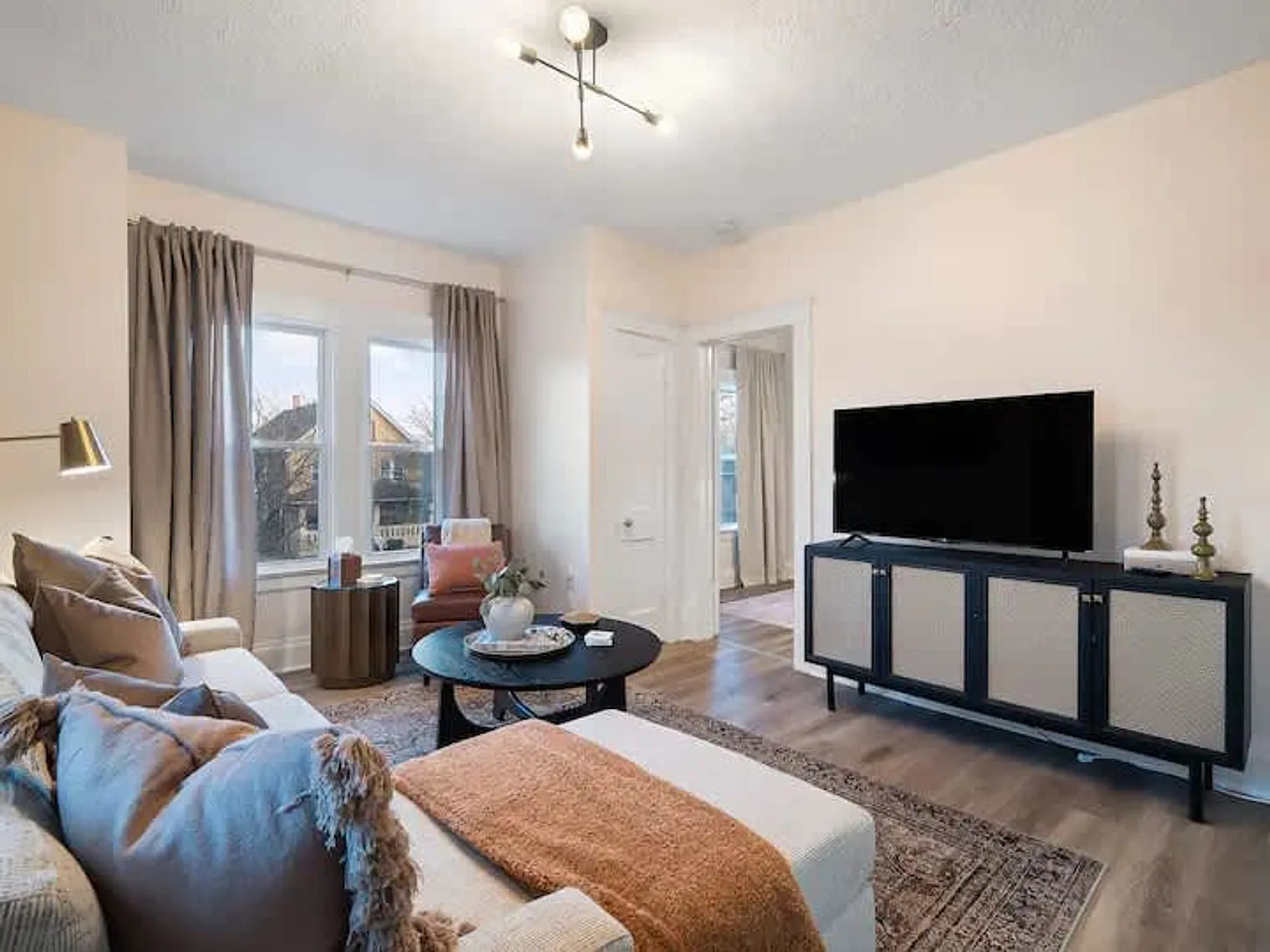 2 bed, 1.0 bath, 893 sqft, $2,117 — Photo 2