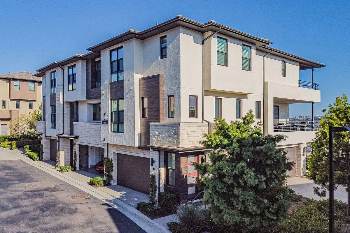 2 bed, 2.0 bath, 1584 sqft, $5,000 — Photo 3