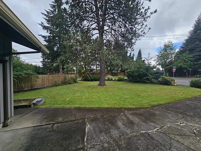690 SW 130th Ave — Photo 34