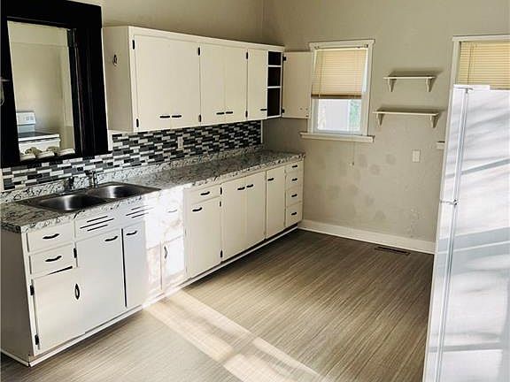 4th image of 407 E 22nd St