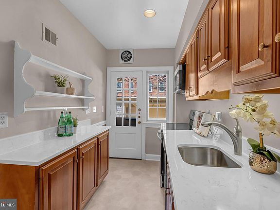 4th image of 903 S Saint Asaph St