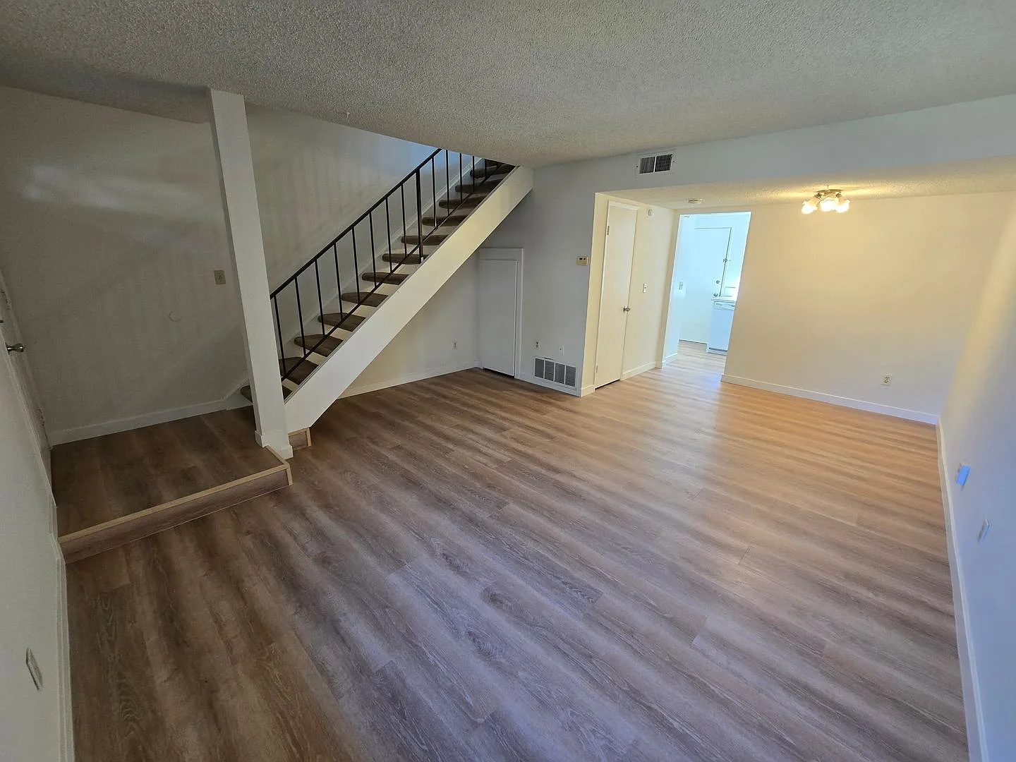 Spacious townhome in a well-maintained El Cajon complex — Photo 3