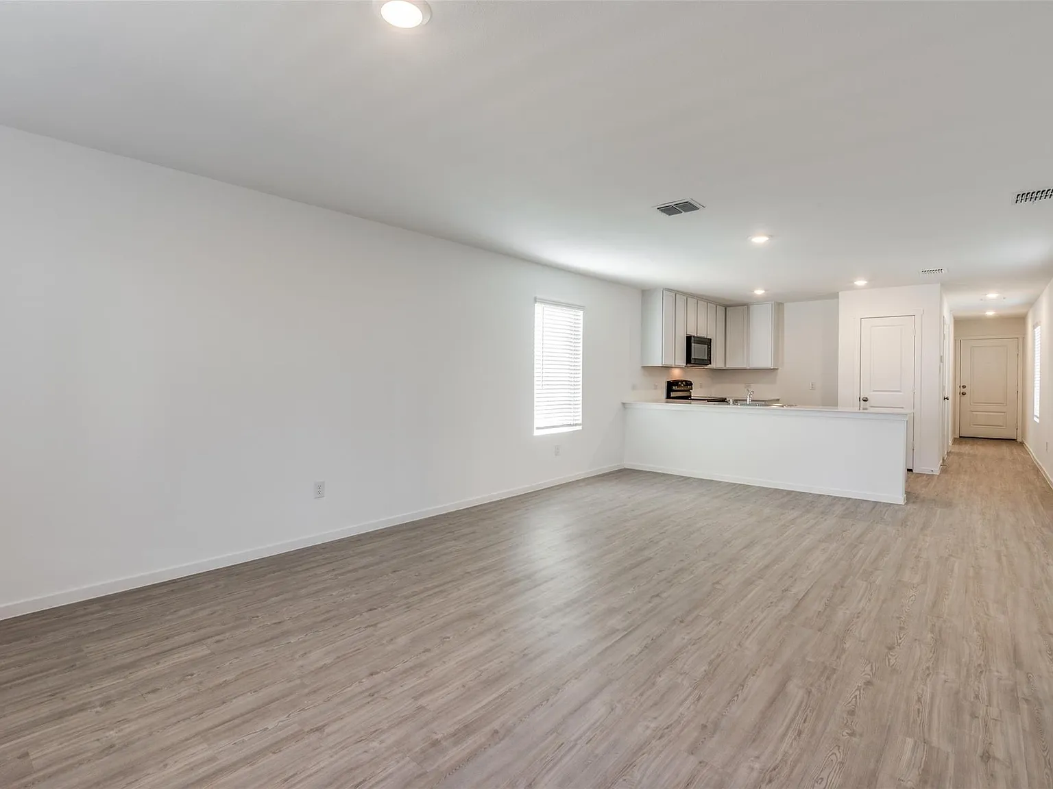 4 bed, 2.5 bath, 1653 sqft, $2,199 — Photo 4