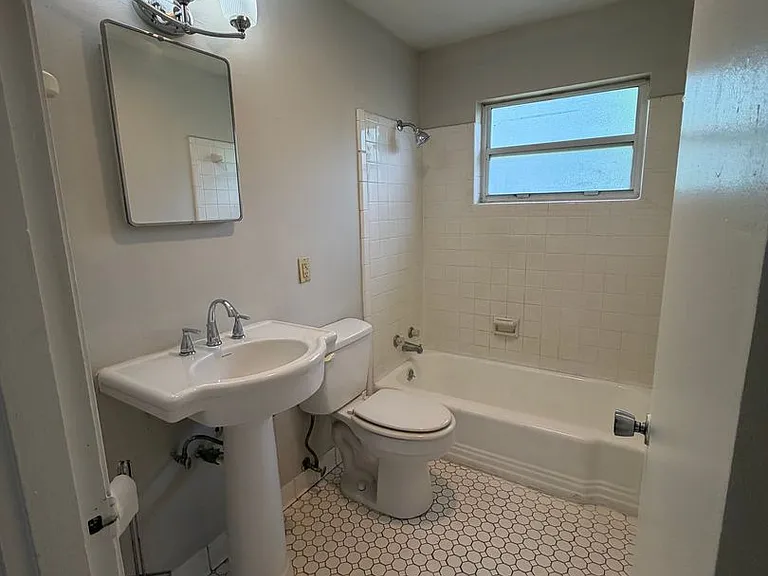 717 Edgewood Street Duplex — Photo 5