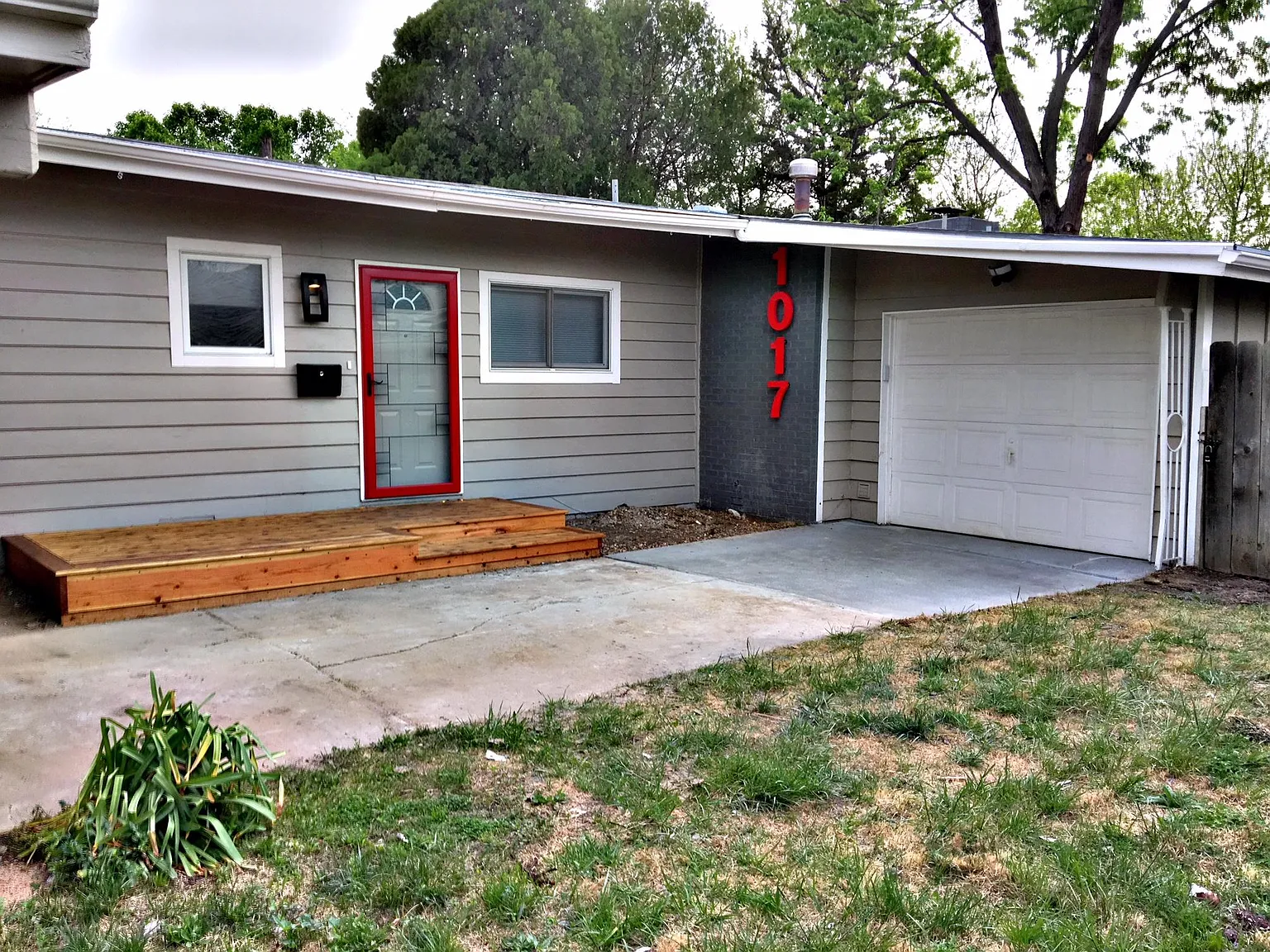 3 bed, 1.5 bath, 1330 sqft, $1,400 — Photo 1