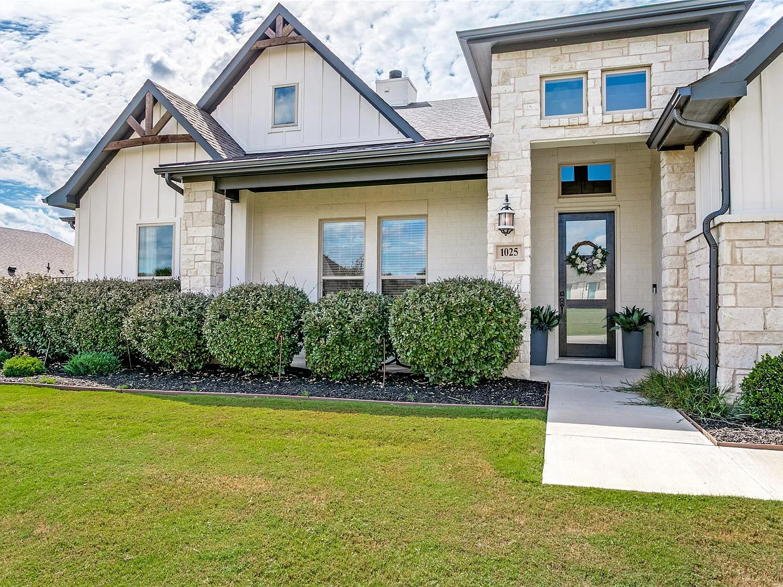 5 bed, 3221 sqft, $5,600 — Photo 3