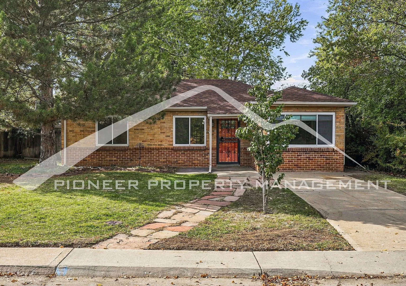 Gorgeous Home with Washer/Dryer and Central AC — Photo 1