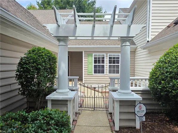102 Lands End Ln, Carrollton, VA 23314