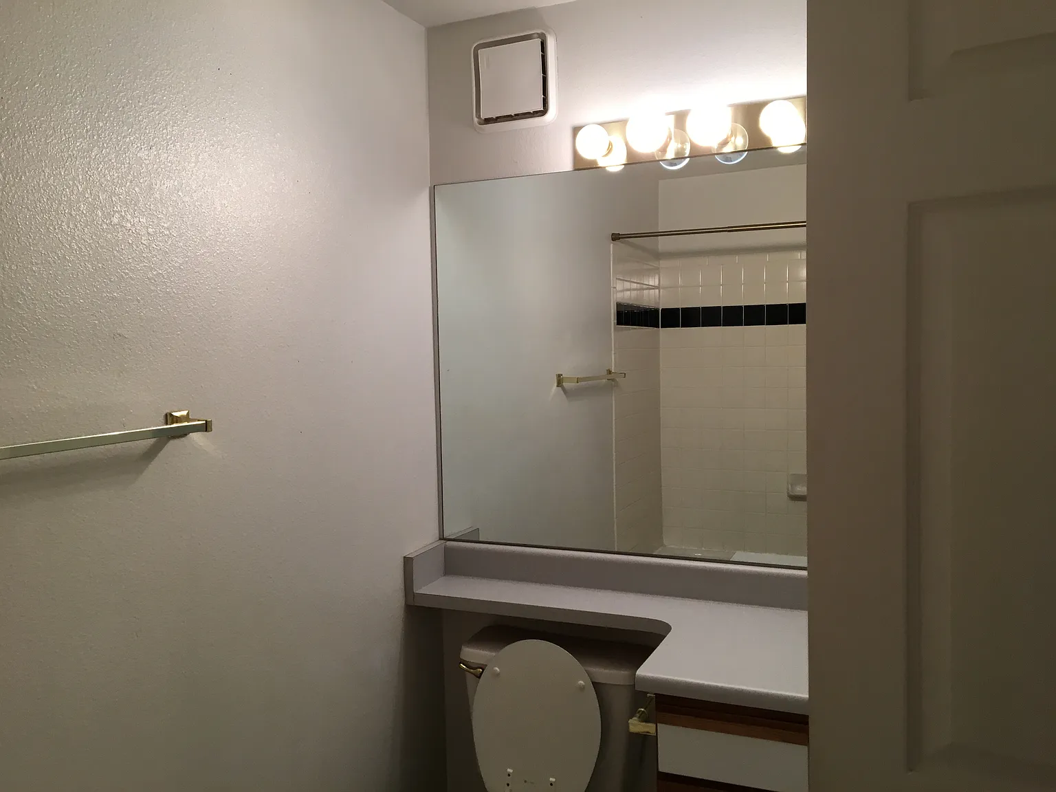 1 bed, 948 sqft, $1,350 — Photo 4