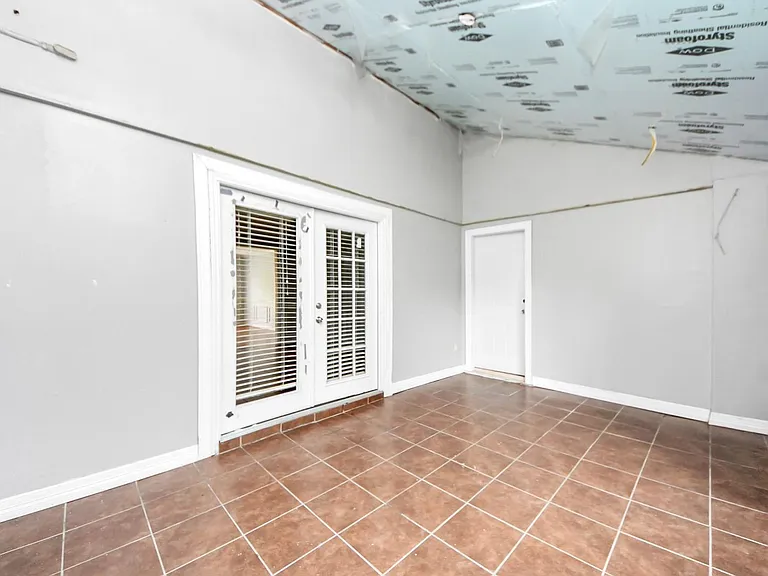 2513 Leslie St — Photo 10