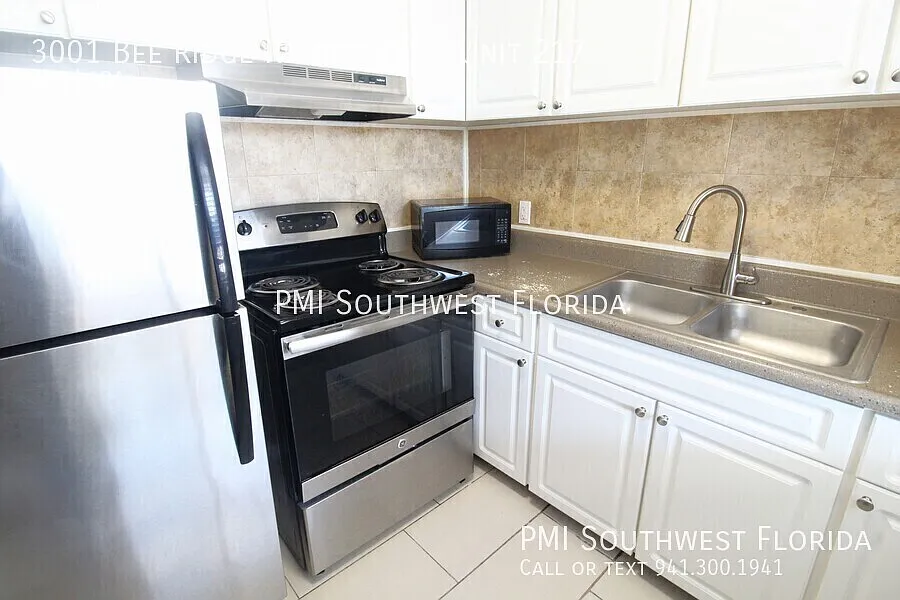 Building Photo - 3001 Bee Ridge Rd #217
