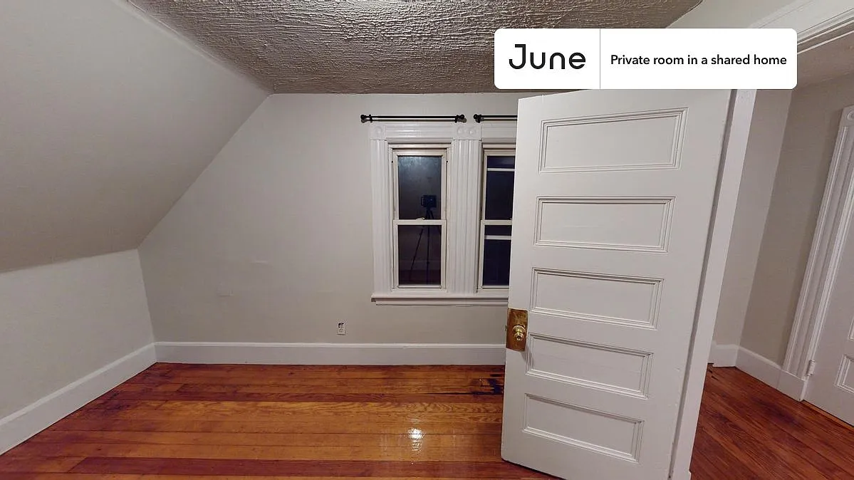 Queen bedroom in 6 bed/2 bath home in Allston #1235 D — Photo 3