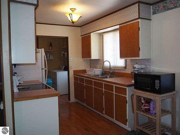 3rd image of 1468 Silverwood Dr